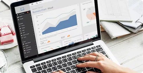 Portátil mostrando un panel de analítica web con la evolución del posicionamiento